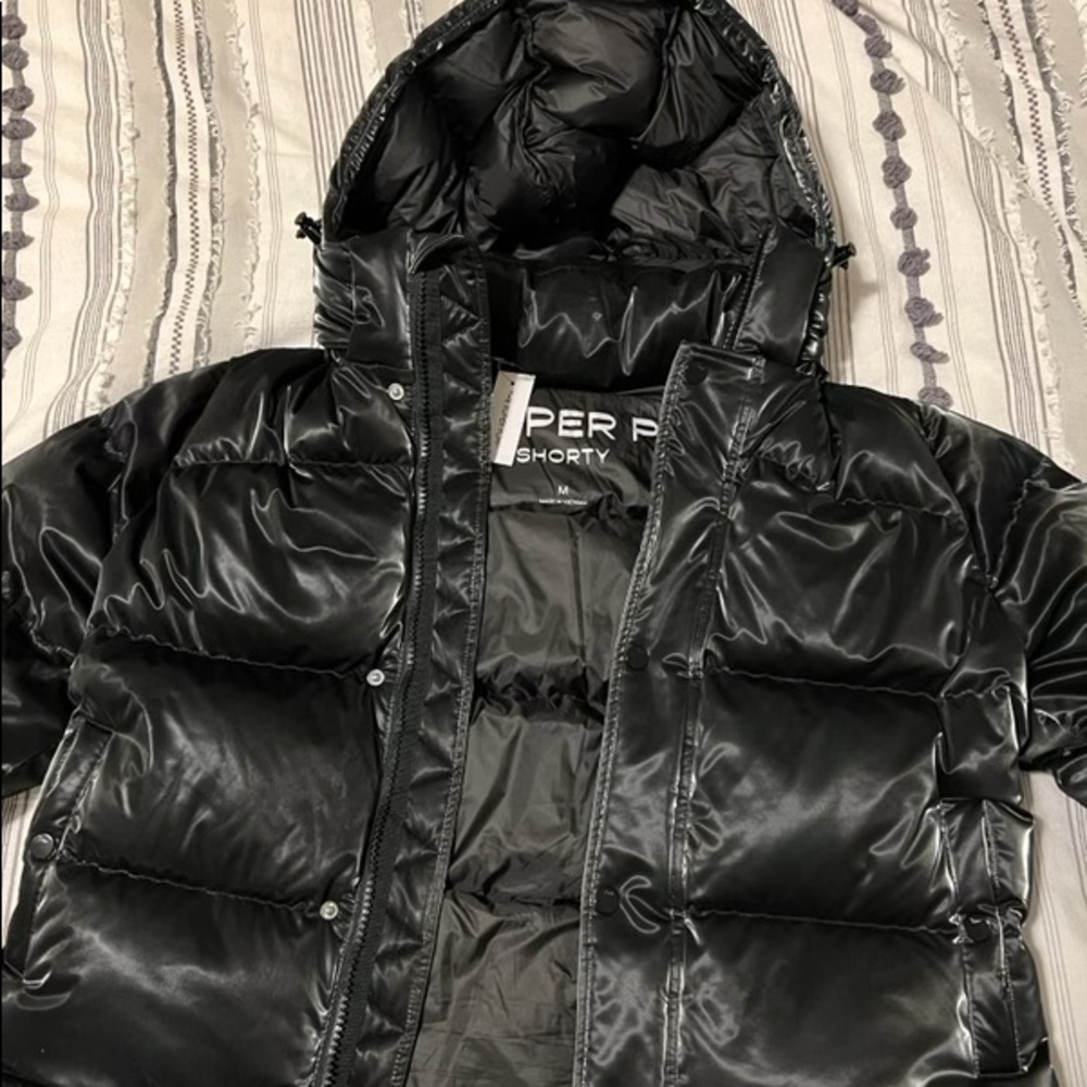 BNWT Aritzia Super Puff Shorty in Liquid Shine Black
